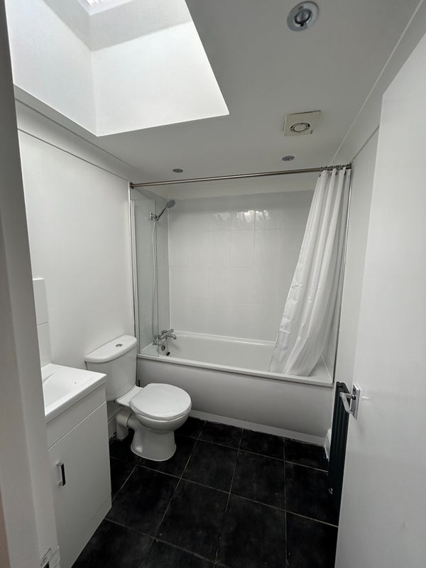 Room Hoe Street in Greater London
