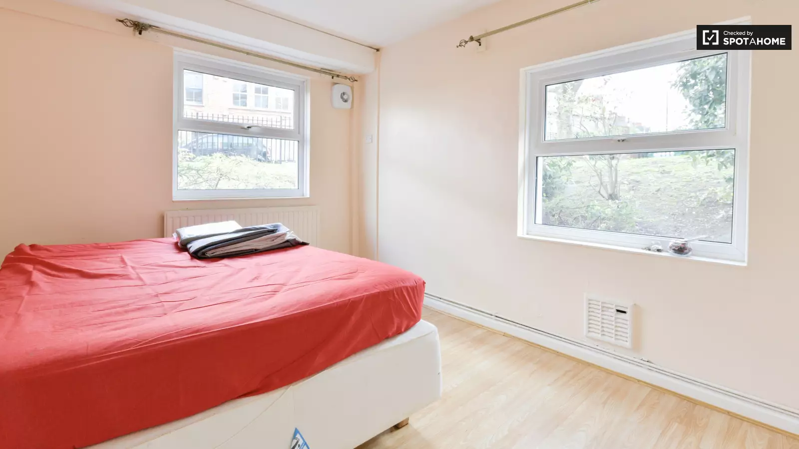 Flat Langton Road in Greater London