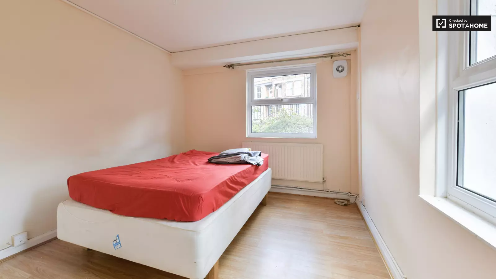 Flat Langton Road in Greater London