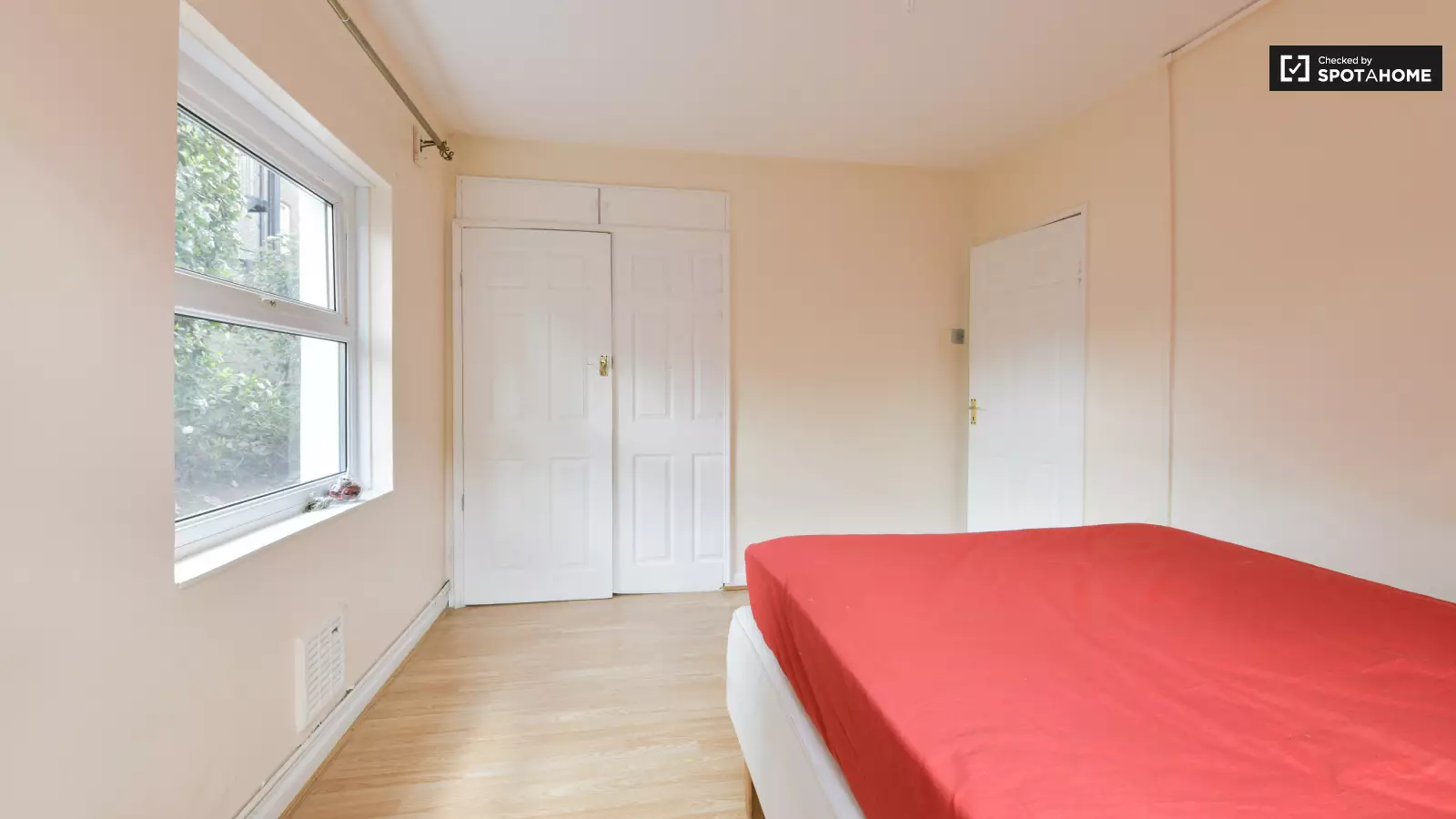 Flat Langton Road in Greater London