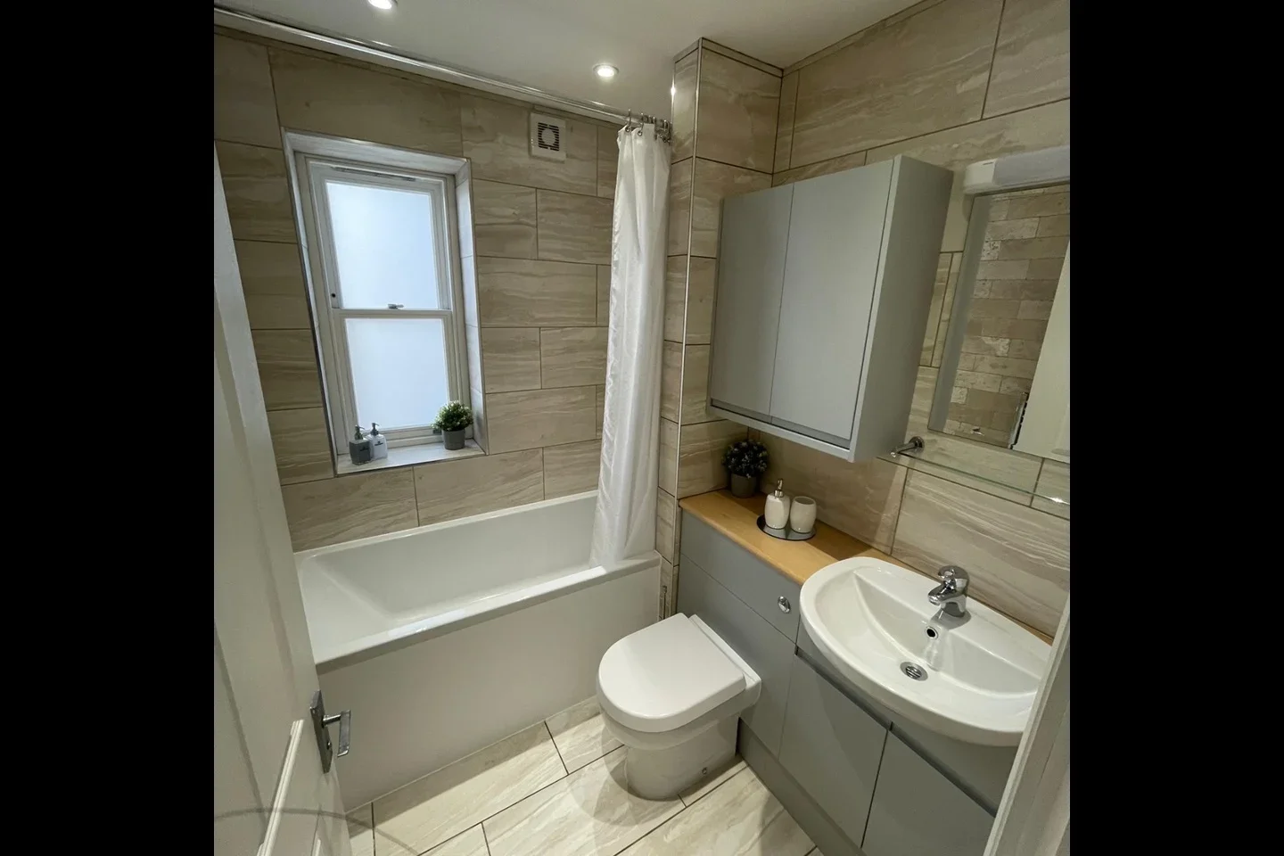 Flat Bouverie Road West in Folkestone and Hythe District