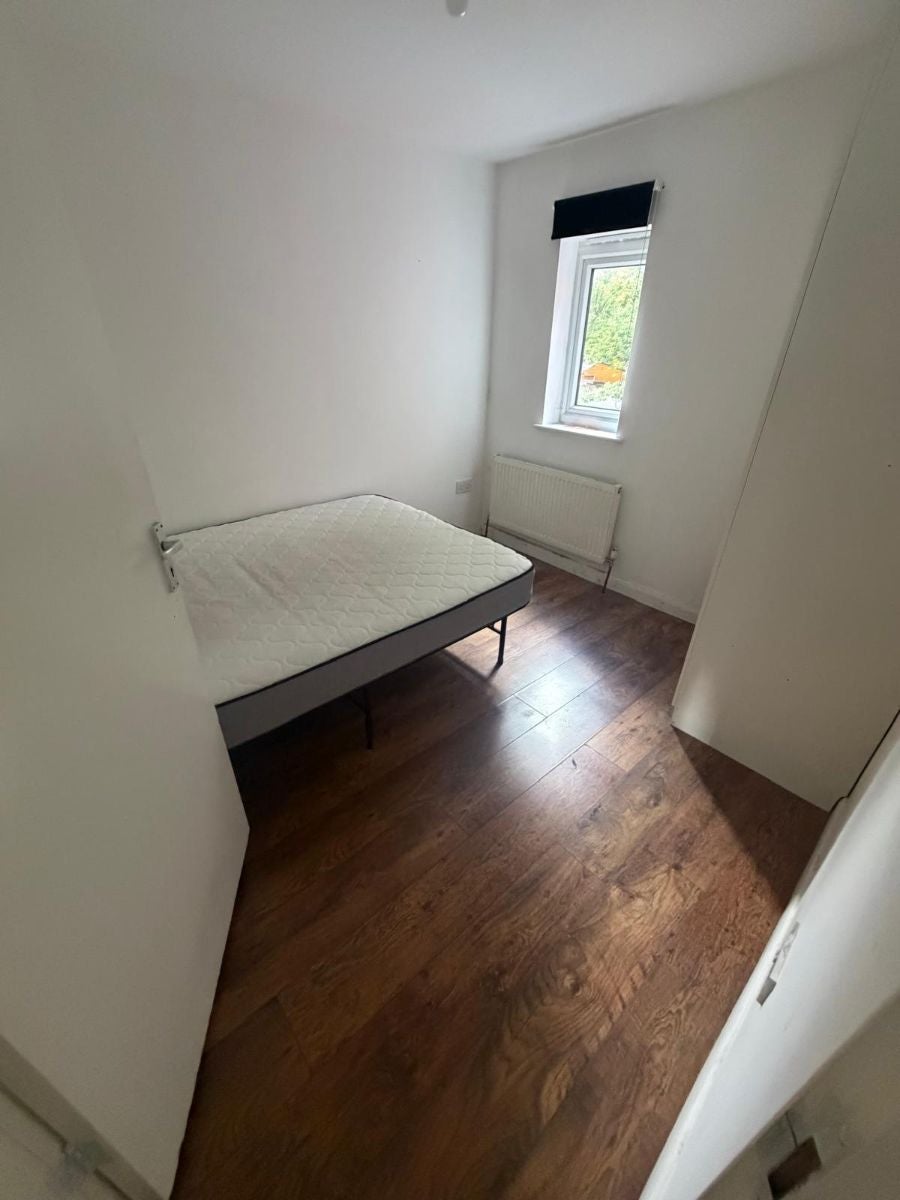 Flat Renters Avenue in Greater London