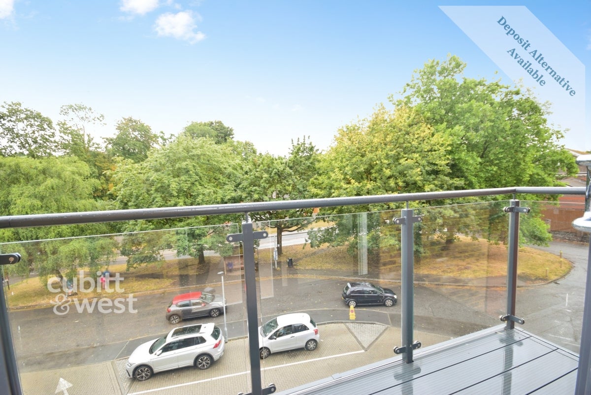 Flat Wheatcroft Court in Greater London