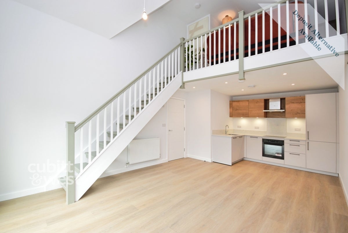 Flat Wheatcroft Court in Greater London