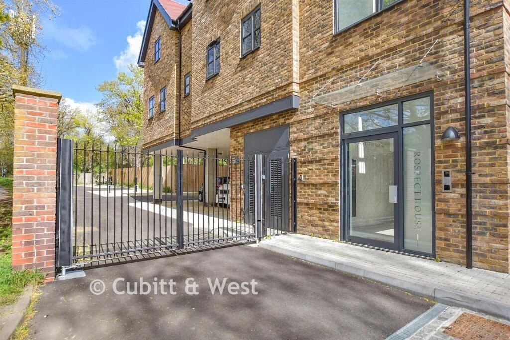 Flat Wheatcroft Court in Greater London