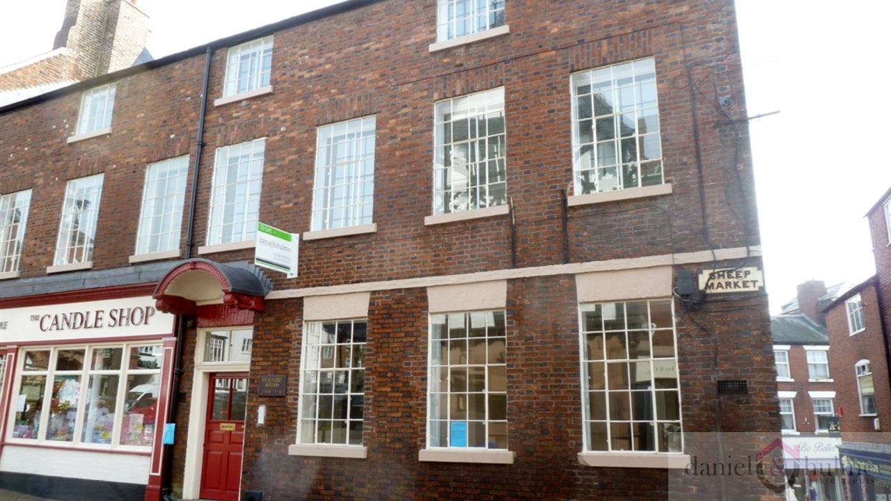 Flat Sheepmarket in Staffordshire Moorlands