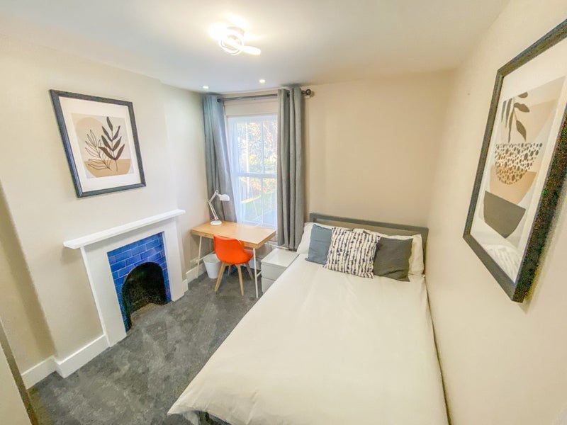 Room Fullerton Road in Greater London