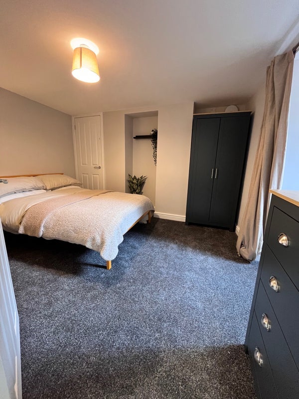 Room Longman Road in Barnsley