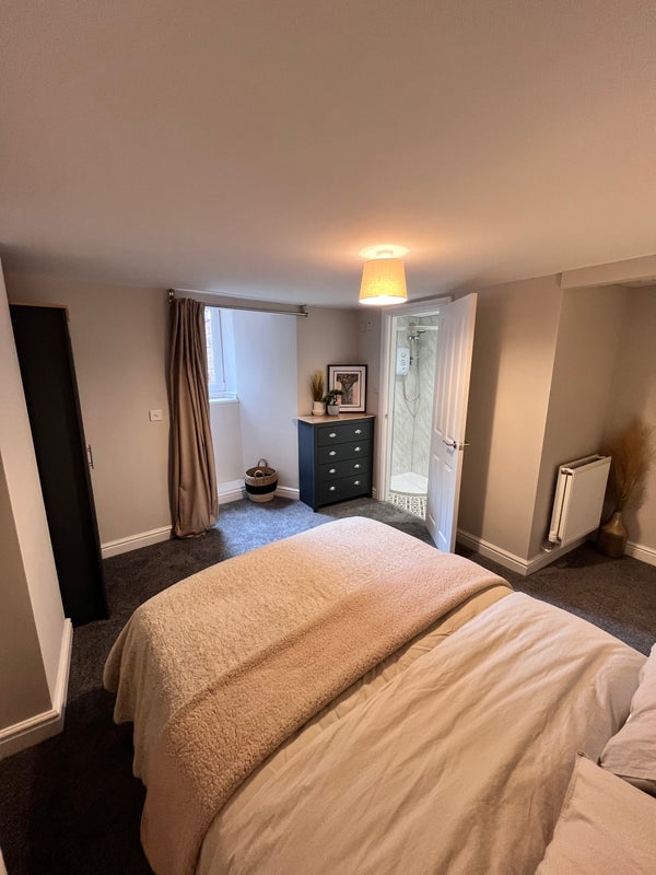 Room Longman Road in Barnsley