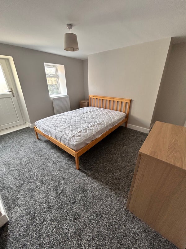 Room Longman Road in Barnsley