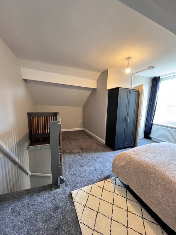 Room Longman Road in Barnsley