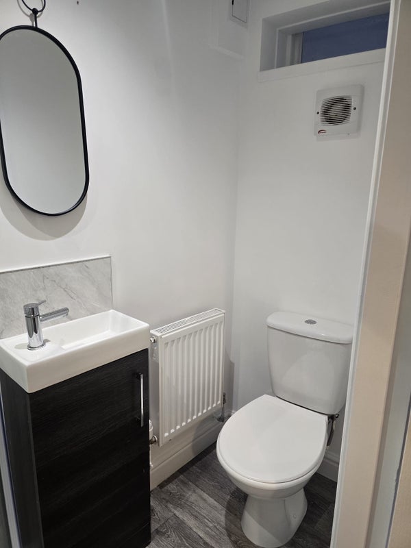 Room Longman Road in Barnsley