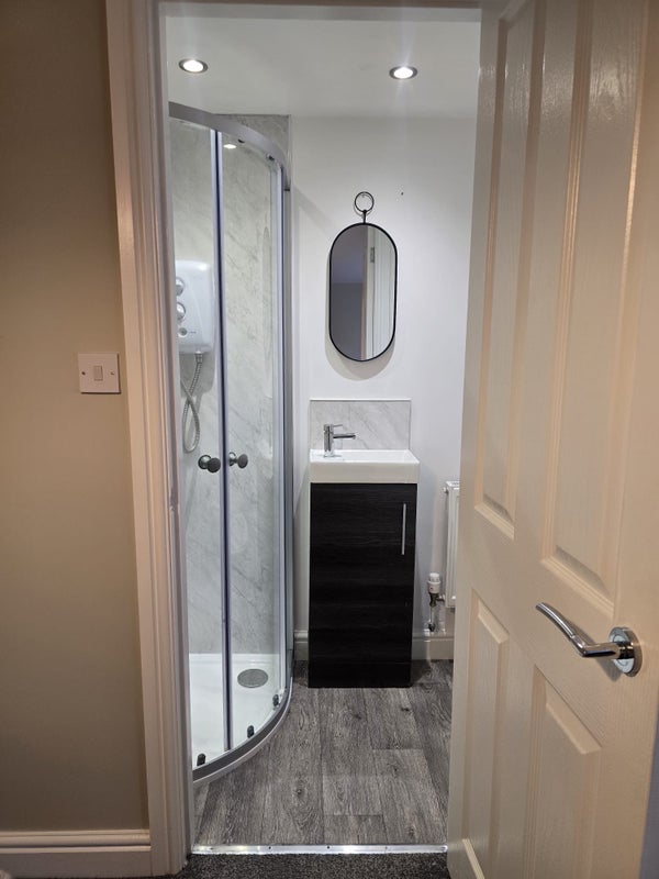 Room Longman Road in Barnsley