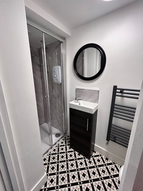Room Longman Road in Barnsley