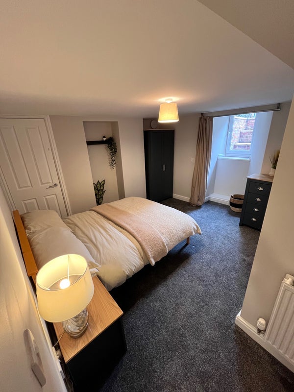 Room Longman Road in Barnsley