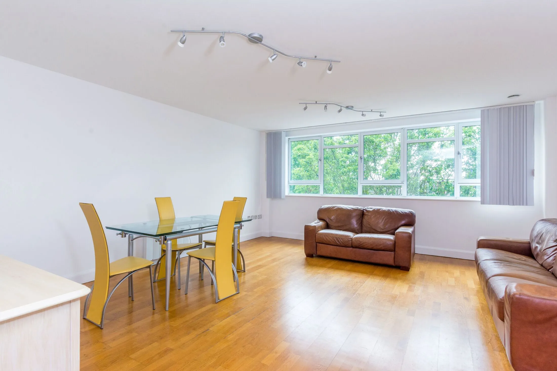 Flat Hanger Green in Greater London