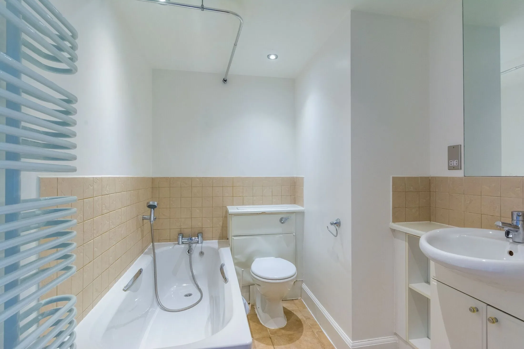 Flat Hanger Green in Greater London