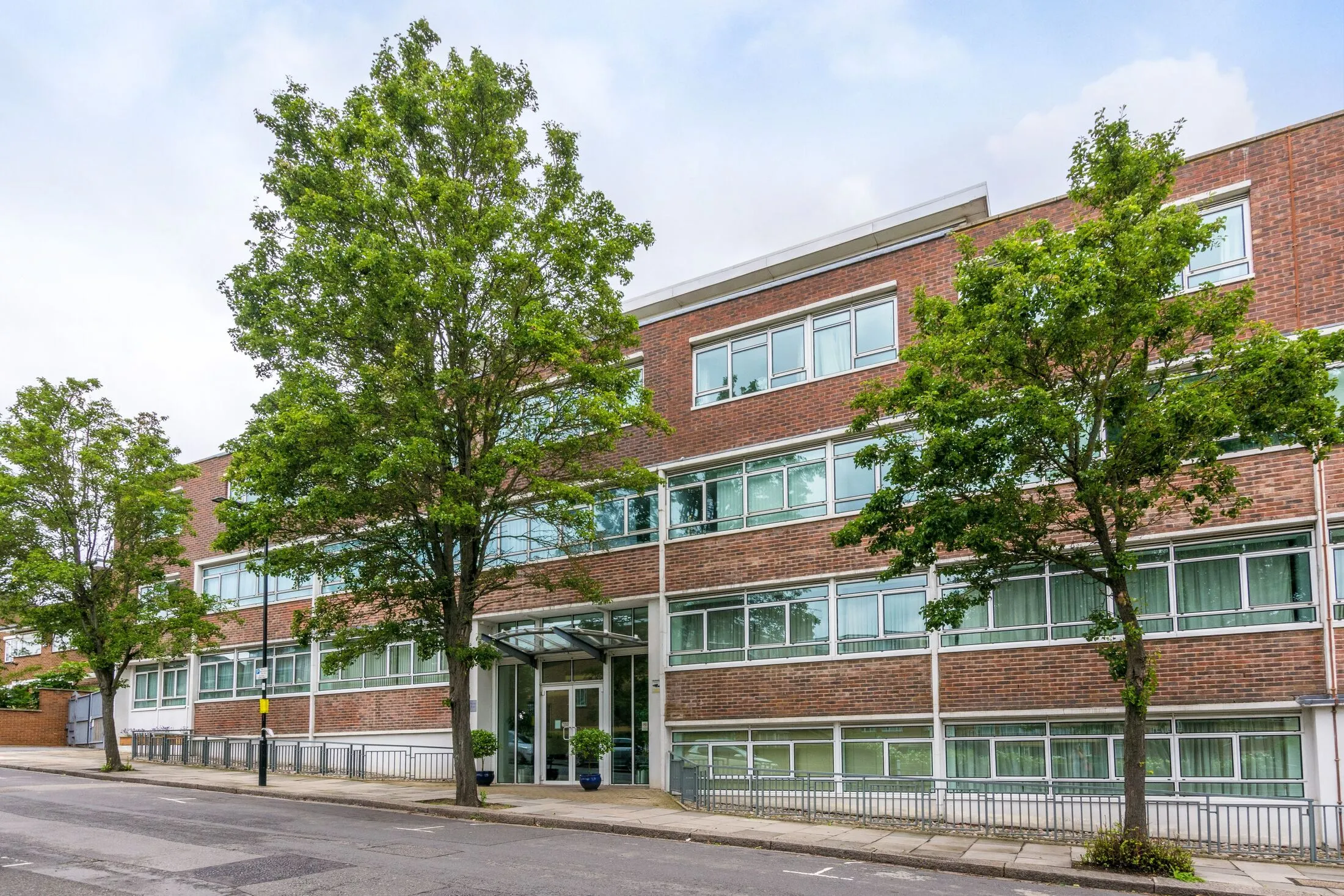 Flat Hanger Green in Greater London