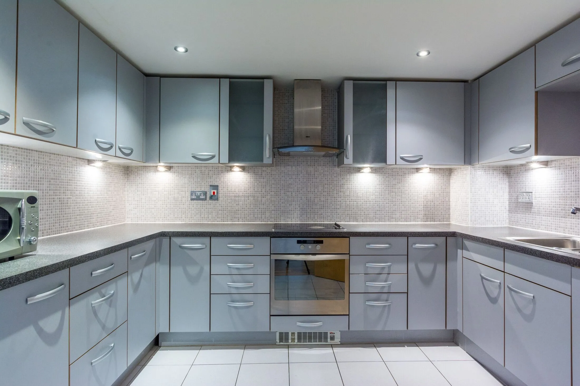 Flat Hanger Green in Greater London