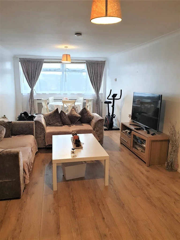 Flat Saxville Road in Greater London