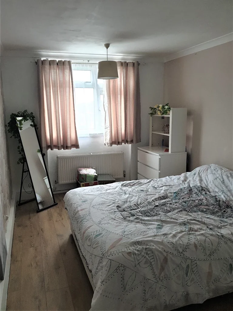 Flat Saxville Road in Greater London