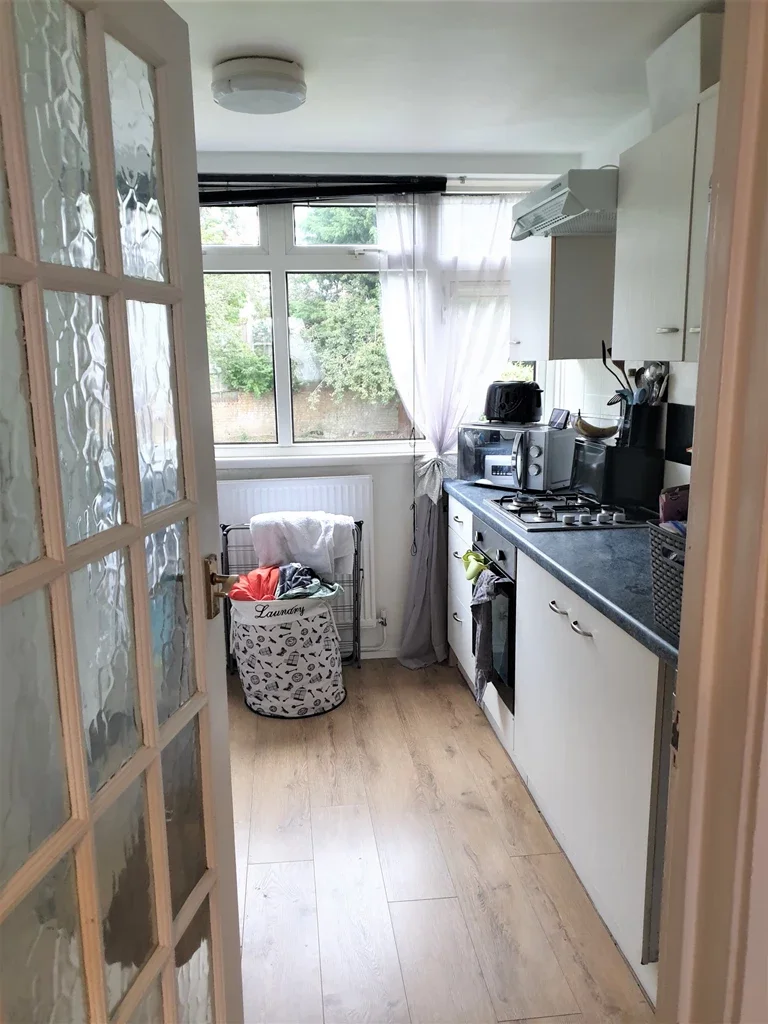 Flat Saxville Road in Greater London