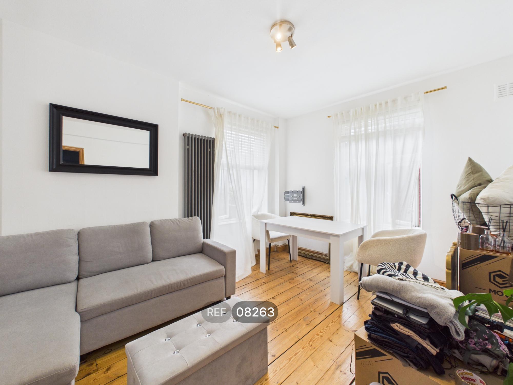 Flat Sudbourne Road in Greater London