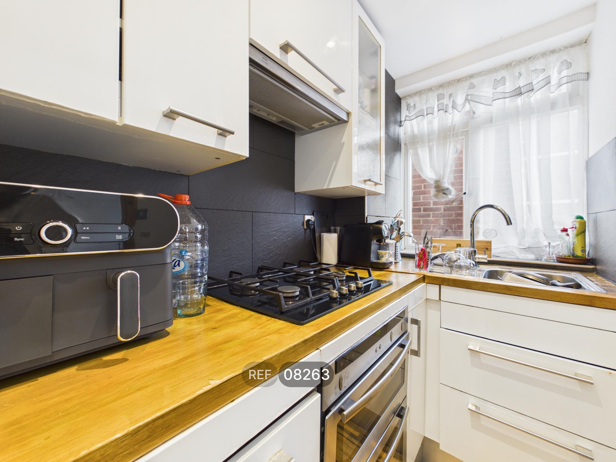 Flat Sudbourne Road in Greater London