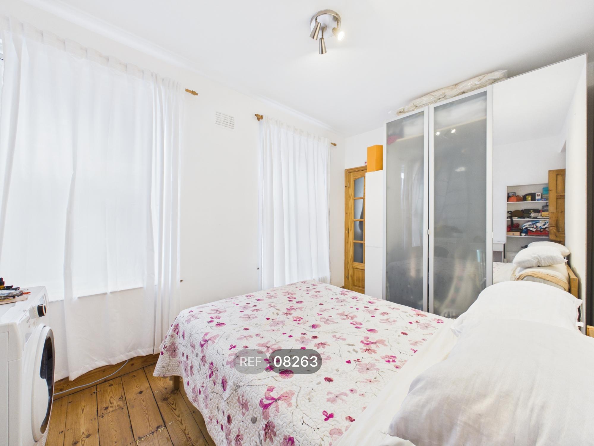 Flat Sudbourne Road in Greater London