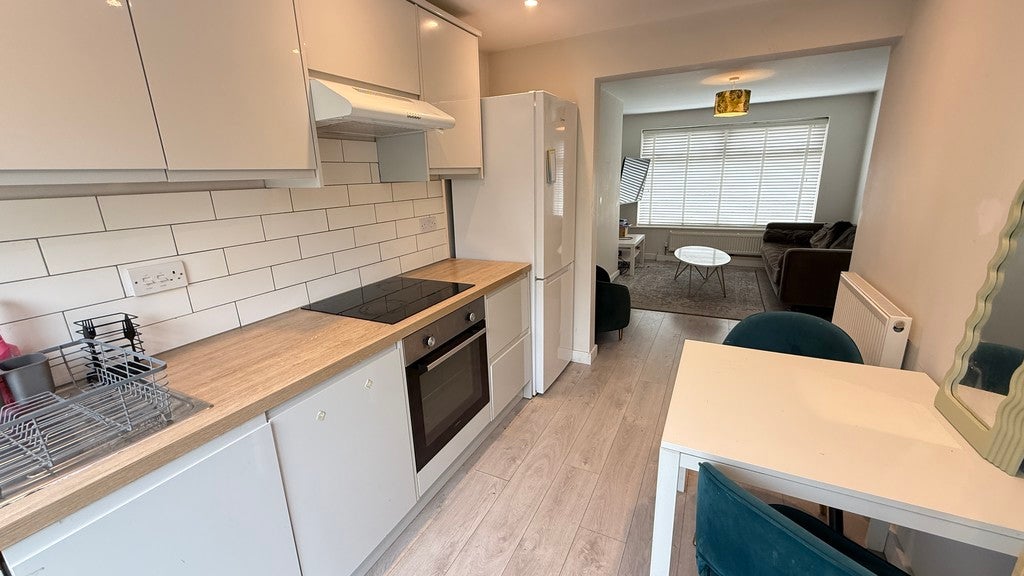 Flat St Ann's Close in Leeds