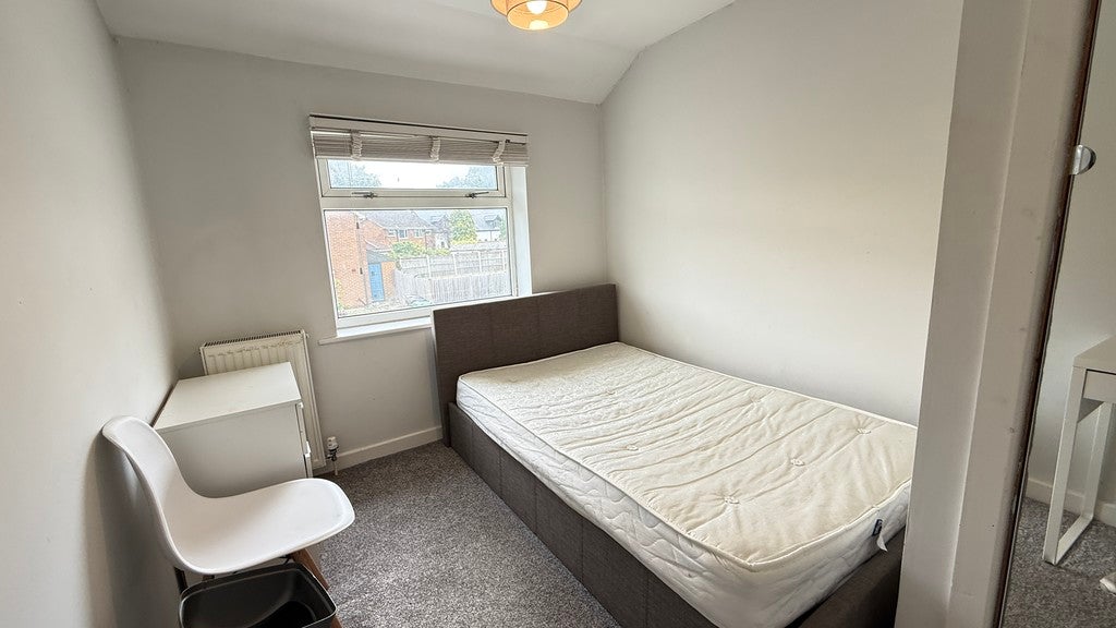 Flat St Ann's Close in Leeds