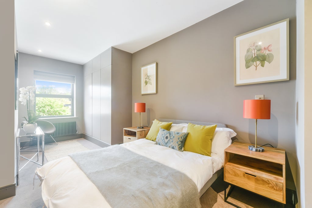Flat Roehampton High Street in Greater London