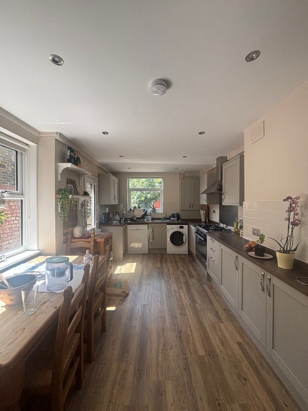 Room Kemsing Road in Greater London