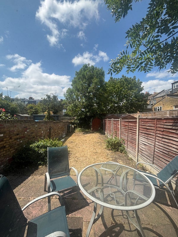 Room Kemsing Road in Greater London