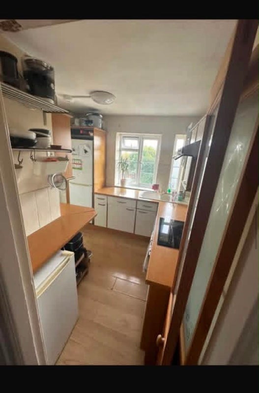 Room Manor Court in Greater London