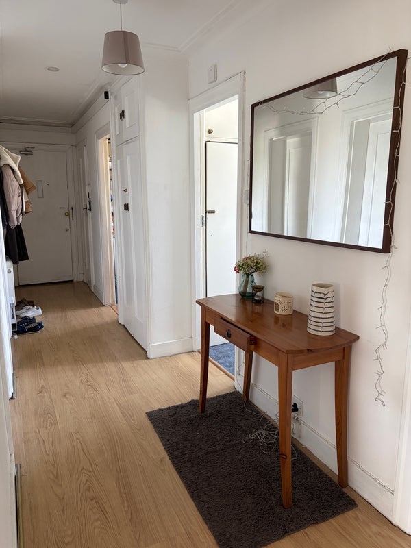 Room Manor Court in Greater London