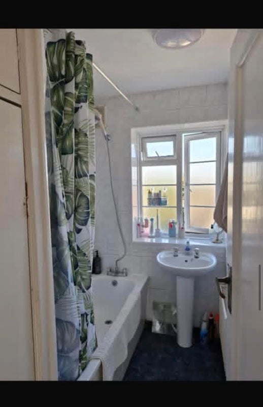 Room Manor Court in Greater London