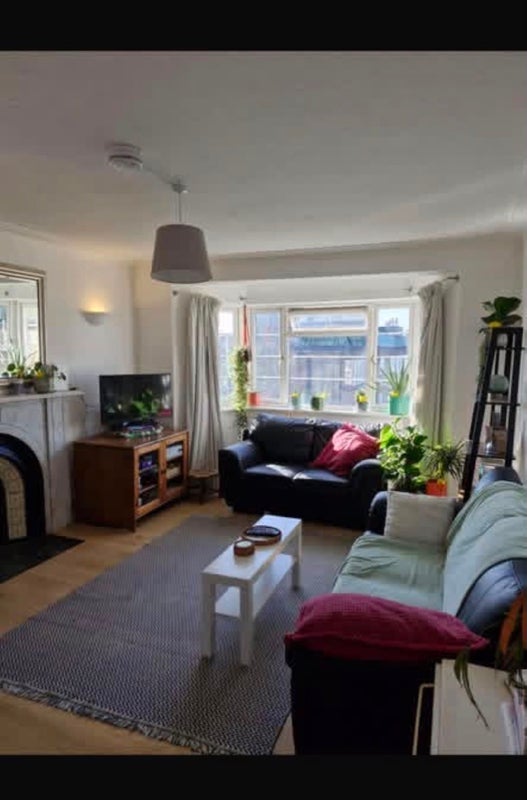 Room Manor Court in Greater London