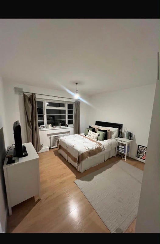 Room Manor Court in Greater London