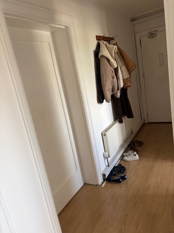 Room Manor Court in Greater London