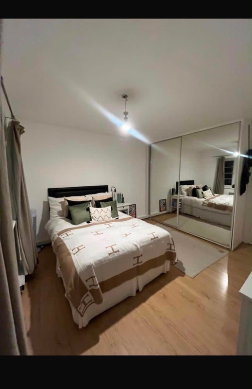 Room Manor Court in Greater London