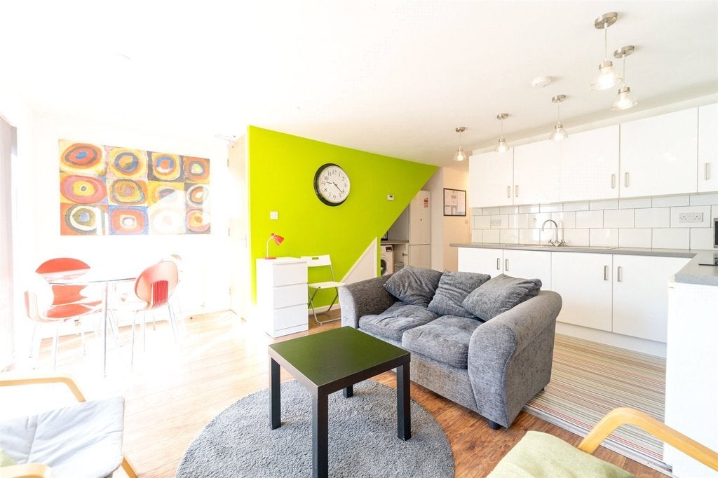 Flat Fairgreen Way in Birmingham
