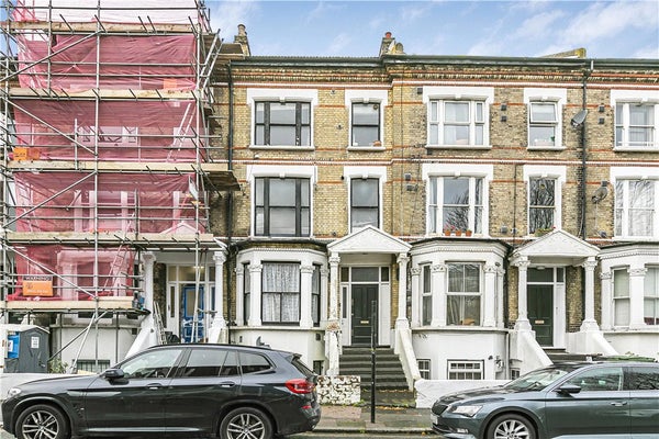 Flat Gateley Road in London