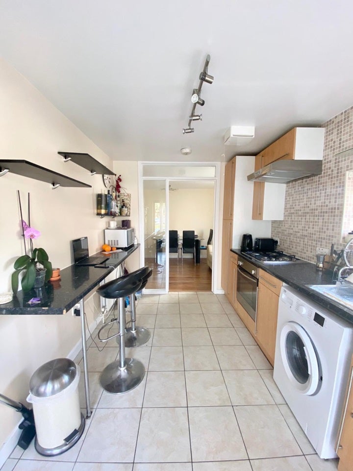 Flat Millard Road in Greater London