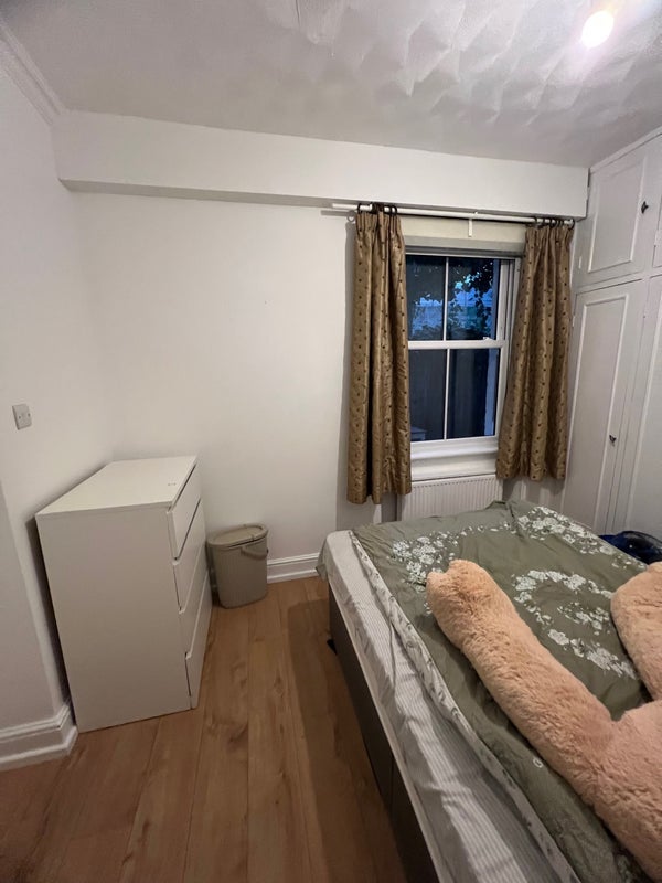 Room Finborough Road in Greater London