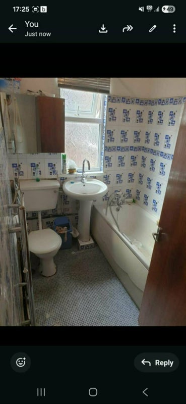 Room Barlow Road in Manchester