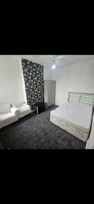Room Barlow Road in Manchester