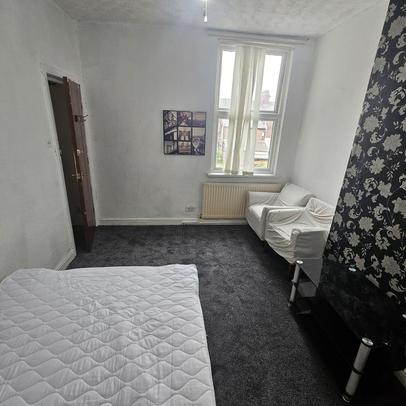 Room Barlow Road in Manchester
