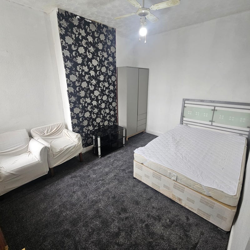 Room Barlow Road in Manchester