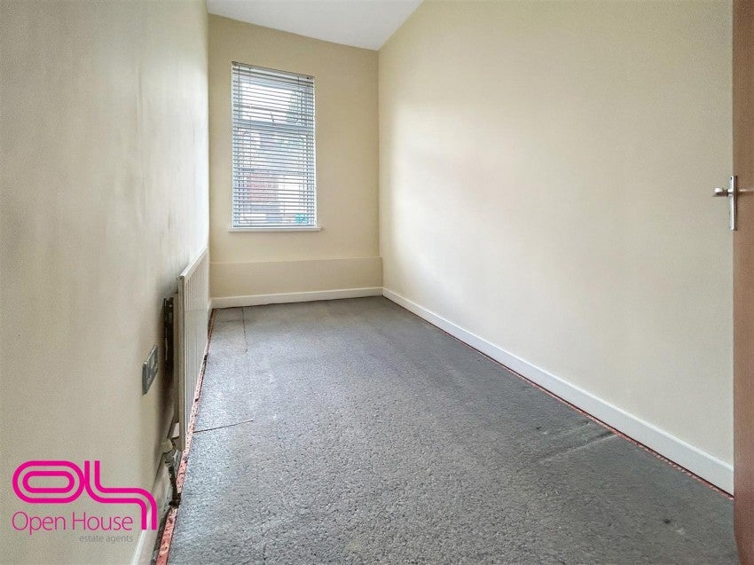 Flat Derby Street in Farnworth